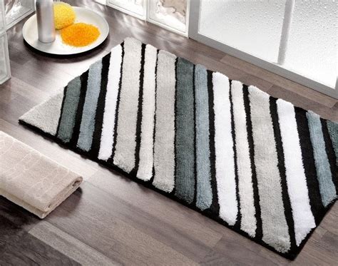 Arreda il tuo bagno con il set di tappetini bassetti o somma per dare un tocco di stile in più alla tua casa. Gedy propone un'ampia gamma di tappeti da bagno | Bagnoidea