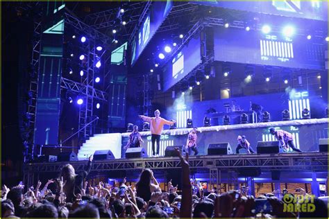 Full Sized Photo Of Justin Bieber Performs New Years Eve Show In Miami