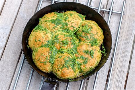 Brood bakken in een gietijzeren pan