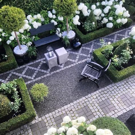 Patio Inspo ️ ️ Garden Gardendesign Cobblestone Hydrangeas Inspo