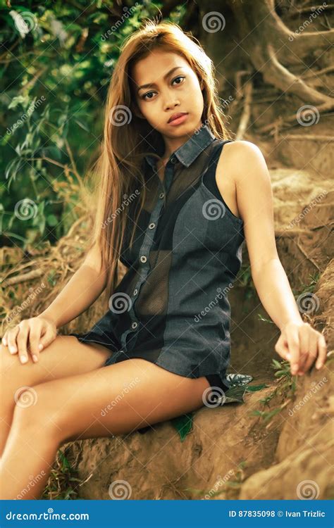 Jeune Fille Asiatique Sexy Et Belle S Asseyant Sur L Au Sol De Colline Photo Stock Image Du
