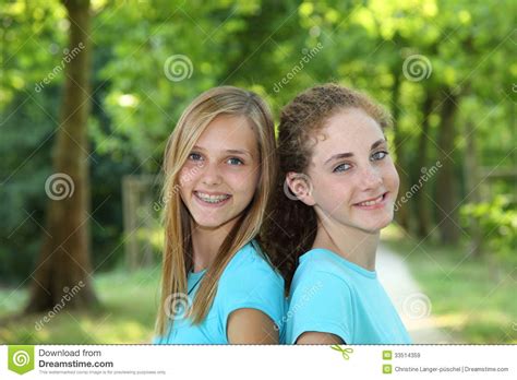 Twee Gelukkige Tieners Die Zich In Een Park Verenigen Stock Afbeelding