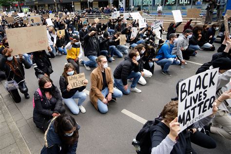 In berlin haben mehr als 1000 menschen unter dem motto black lives matter gegen rassismus demonstriert. Black-Lives-Matter-Demos in Deutschland: Anti-Rassismus ...