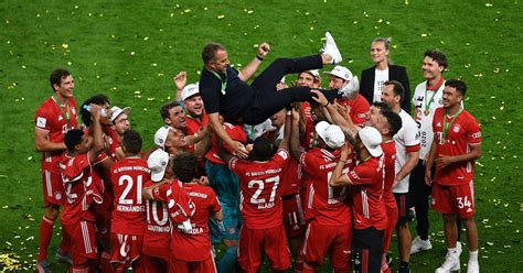 Das team zeigte neben souveränen auftritten auch zeichen von müdigkeit und schied im pokal früh aus. FC Bayern München : Mit Pizza und Champagner in Richtung ...