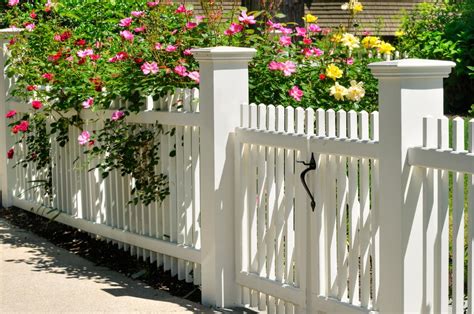 White Fence Landscaping Ideas That Keep Things Neat And Simple