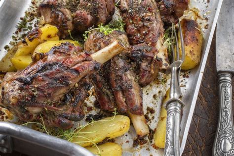 Come cucinare il capretto al forno con patate: ricetta e ...