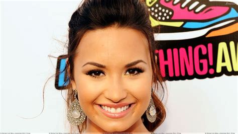 Demi Lovato Smiling Demi Lovato Smiling Face Closeup In Vh1 Do Something Awards Wallpaper
