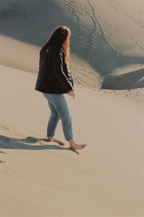 Mujer desnuda descalzo con chaqueta en dunas de arena Fondo de pantalla de teléfono HD