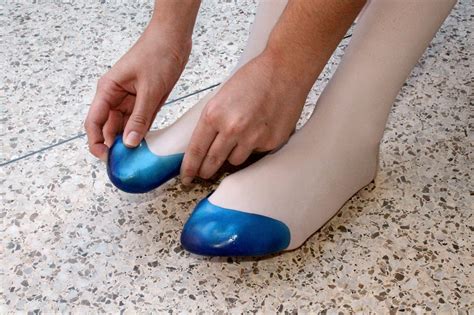 En el ballet, las zapatillas son una herramienta fundamental para la práctica y buena ejecución de aunque las populares son las zapatillas de ballet blancas, hay más modelos en el mercado que son. ballet y punto.: CORRECTA COLOCACIÓN DE LAS ZAPATILLAS DE ...