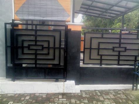 Hampir kebanyakan orang menggunakan kombinasi beberapa bahan tersebut dengan variasi bentuk, model dan motif yang beragam. Pagar Minimalis Motif Daun - DhigJaya Steel