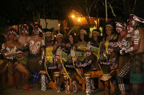 Ketika Pebalap Dunia Kenakan Pakaian Adat Papua