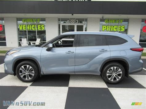 Then, to keep the color selection department busy, five new colors will be introduced: 2020 Toyota Highlander XLE AWD in Moon Dust - 024549 | VANnSUV.com - Vans and SUVs for sale in ...