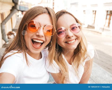 Zwei Junge Lchelnde Blonde Frauen Des Hippies In Weier Kleidung T Shirt Des Sommers Stockbild