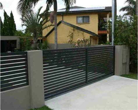 Memainkan fungsinya sebagai pagar batas, desain pagar besi hollow minimalis ini menggunakan paduan antara besi hollow yang disusun secara horizontal dengan tembok beton. 20+ Desain Pagar Besi Hollow Minimalis Terbaik 2020 | Gambar Pagar Rumah Minimalis