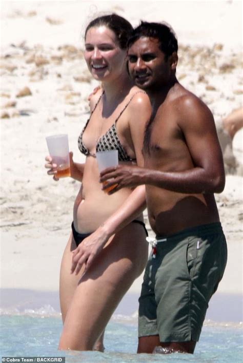 Aziz Ansari No Puede Dejar De Tocar A Su Novia Serena Campbell Mientras Hace Topless En Espa A