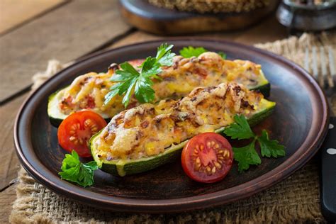 Heerlijke koolhydraatarme gevulde courgettes met tonijn