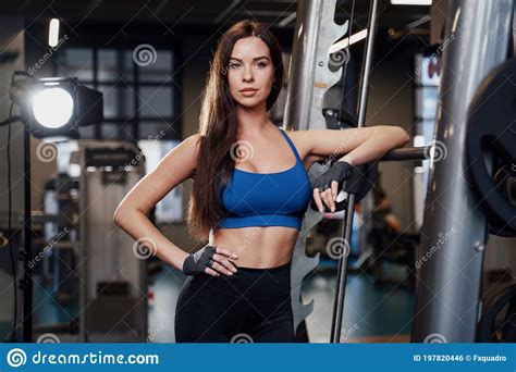 Sportkvinna I Bl Skjorta Som Lutar P Barbell P Gym Arkivfoto Bild