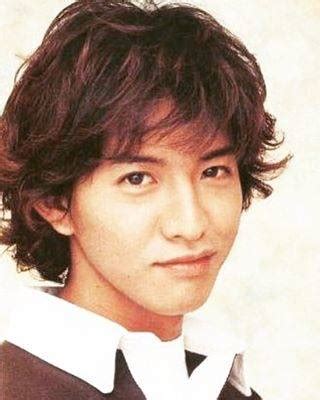 這真是個young and talented稱霸時尚界的年代，歐美最紅的時尚寵兒幾乎都是星二代： kaia gerber是cindy crawford之女、gigi和bella hadid 是yolanda hadid之女，台灣也有歐洲菲菲姪女娜娜。 在日本，紅足廿年的木村拓哉近年聲勢大不如前，但很快木村家族就有人接棒. 木村拓哉が急激に劣化？老けたと言われる理由や白髪について ...