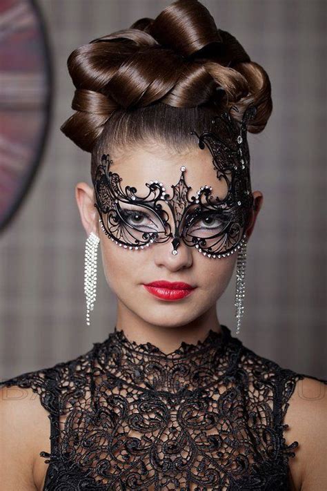 Pin By Rhḯaηηa Røṧe On ¯`•¸·´¯ Masks ¯`·¸•´¯ Masquerade Hairstyles Masquerade Hair Styles