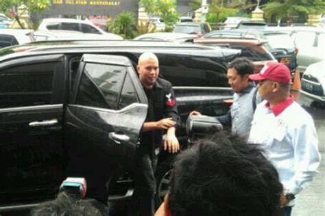@jne_jog mautanya kalau sy mau amb brg yg tidak terkirim dimana ya.sy udh telp unt tdk ush dilanjut tp udh 2 hr lebh blm dikbrin tq. Dianggap Hina Banser NU sebagai Kumpulan Idiot, Ini Penjelasan Dhani