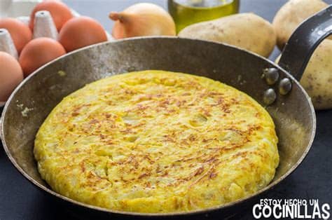 La tortilla de patatas es un plato muy completo desde el punto de vista nutricional porque combina hidratos de carbono de la patata y proteína de los huevos. Receta de tortilla de patatas (con o sin cebolla)
