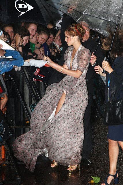 DIÁRIO CARIRI Emma Watson deixa calcinha e bumbum à mostra ao fazer caminhada Atriz ainda