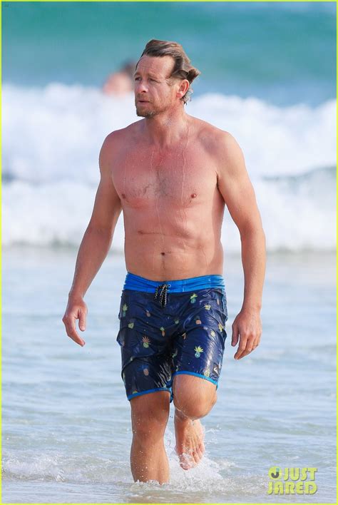 Simon Baker Goes Shirtless In Sydney Ahead Of The Mentalist Series