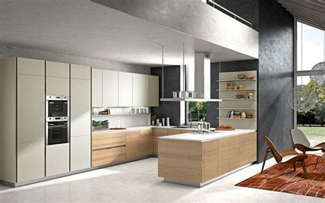En estos casos, en que la cocina suele ser larga (dentro de lo que cabe), pero estrecha, se presenta un problema adicional, que es que, al colocar el mobiliario el espacio de paso es muy limitado. | Distribución de cocinas con península | Casita | Cocina ...