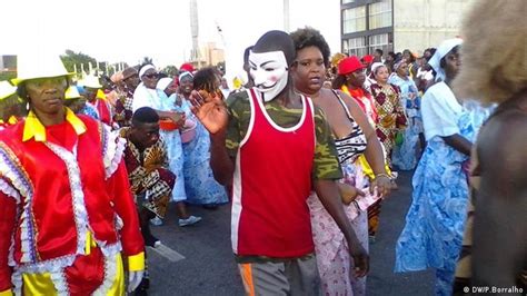 O Carnaval Em Angola Já Não é O Que Era Foliões Quase Nus E Grupos Sem ″kumbú″ Angola Dw