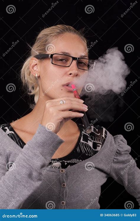 Frauen Die Elektrische Zigaretten Rauchen Stockbild Bild Von Betrieb Lippen 34063685