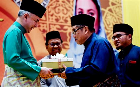 A former state mufti turned tahfiz teacher datuk sha'ri abdullah was named this year's johor tokoh maal hijrah 2017. Kartunis Lat terima anugerah Tokoh Maal Hijrah 2018 | Free ...