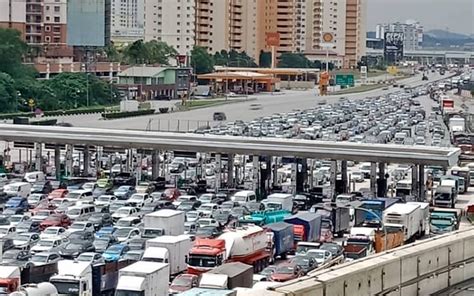 Plaza tol sungai besi, malaysia. Drivers stuck in jams 'for hours' after cops tighten ...