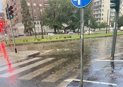 Check spelling or type a new query. Maltempo Milano, nubifragio con pioggia e vento ...