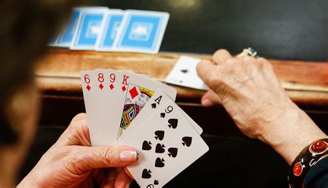 Las cartas de poker son uno de los elementos más famosos junto a las fichas de poker en juegos de mesa. Jugar cartas te ayuda a mantener la salud de tu cerebro