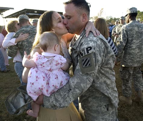 Us Army Staff Sgt Soldier Homecoming Kissing Pictures Popsugar