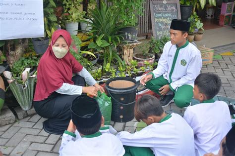 Siswa Smp Islam Krembung Sidoarjo Outing Class Di Kampung Edukasi Sampah