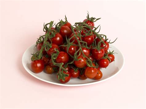 There are 5 calories in 1 piece (0.6 oz) of ryan's cherry tomatoes. New App Shows You What 200 Calories Looks Like - ABC News