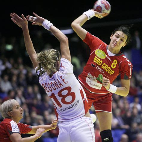 , sur wikimedia commons dimensions d'un terrain de handball aire de jeu  modifier le code l' aire de jeu est un rectangle de longueur de 40 mètres et de largeur 20 mètres comprenant une surface de jeu et deux surfaces de but. European Handball Federation - Neagu brings fresh hope for ...