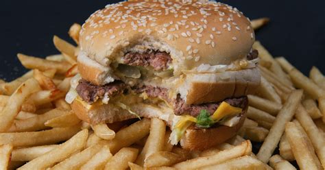 Adults Gobbling Fewer Calories From Fast Food