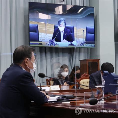 어깨뼈 부러졌는데도 코로나 막기 위해 '깁스'하고 출근한 정은경 질병청장 #정은경 #질병관리청장 #깁스 #코로나19. 질병관리청장 보고 받는 문 대통령 | 연합뉴스