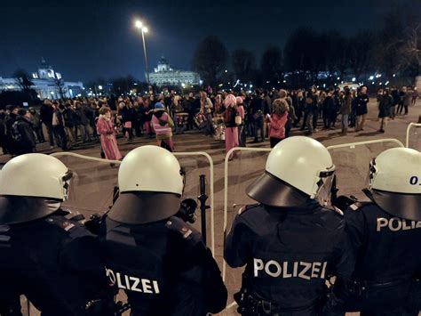 Jänner in wien für die belebung der demokratie sorgen und, so hoffen die veranstalter, endlich eine öffentliche debatte über die. Akademikerball in Wien: Kritik an Platzverbot - Vienna Online