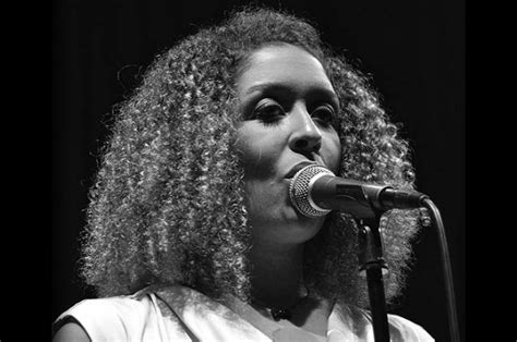 Bio chanteuse, choriste pour noubliez pas les paroles, black m tour. Music Events Agency