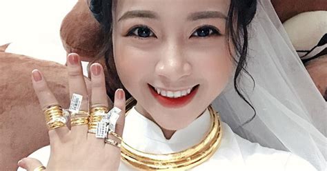 Đỗ kim phúc thăm nhà vợ phan văn đức ngôi sao của u23 việt nam và đt việt nam trước đám cưới và thử thách bóng đá làm. Vợ Phan Văn Đức khoe vòng vàng, nhẫn vàng đầy tay sau lễ ...