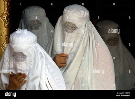 Burka Blanco Vestidos De Las Mujeres Abandonan La Mezquita Azul Después
