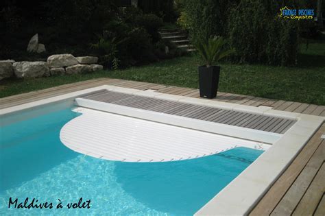 The latin word piscina (or sacrarium) denotes a shallow basin placed near the altar of a church. volet piscine playa