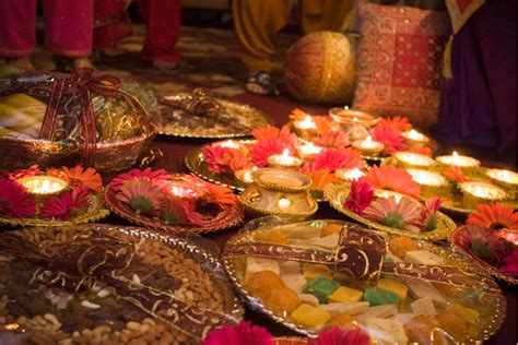 Therefore the center has hired an experienced team of mehndi artist in delhi that completely fulfills the. Trends of Mehndi Events: Mehndi stage Decoration