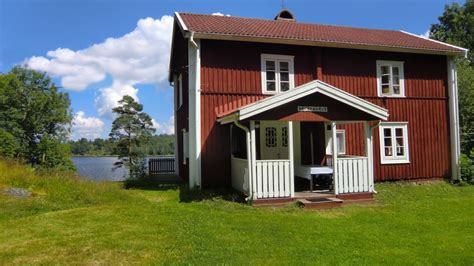 Vor dem haus ist ein pkw stellplatz für sie reserviert. Ferienhaus Schweden am See - typisch, schwedische Idylle
