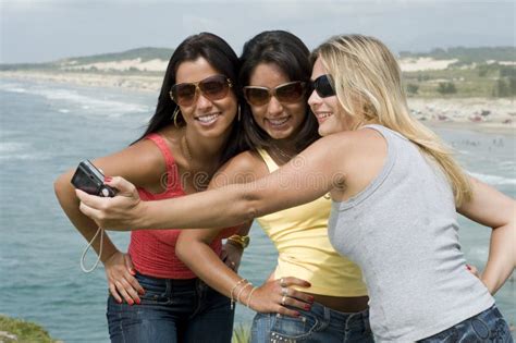 Groep Meisjes Die Een Selfie Nemen Bij Het Strand Stock Afbeelding Image Of Vrienden Vlag