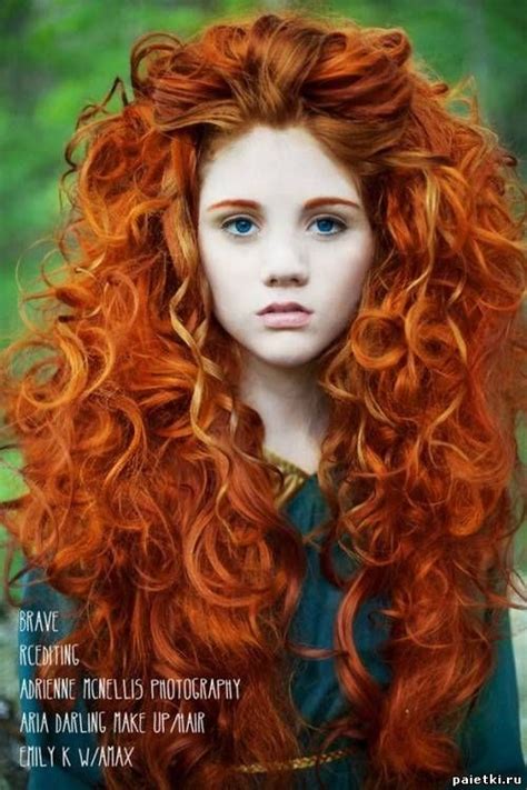 Ярко рыжие локоны густых длинных волос Вьющиеся рыжие волосы Укладка