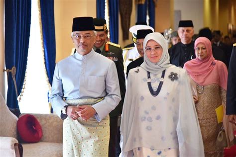 Hari hol almarhum sultan iskandar. Terkenal Sikap Ramah & Berjiwa Rakyat TUNKU AZIZAH Sambut ...